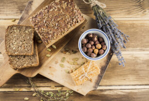 El pan de barra es una fuente de carbohidratos, proteínas, grasas, vitaminas, minerales y fibras; además, es una variedad de pan de fermentación.