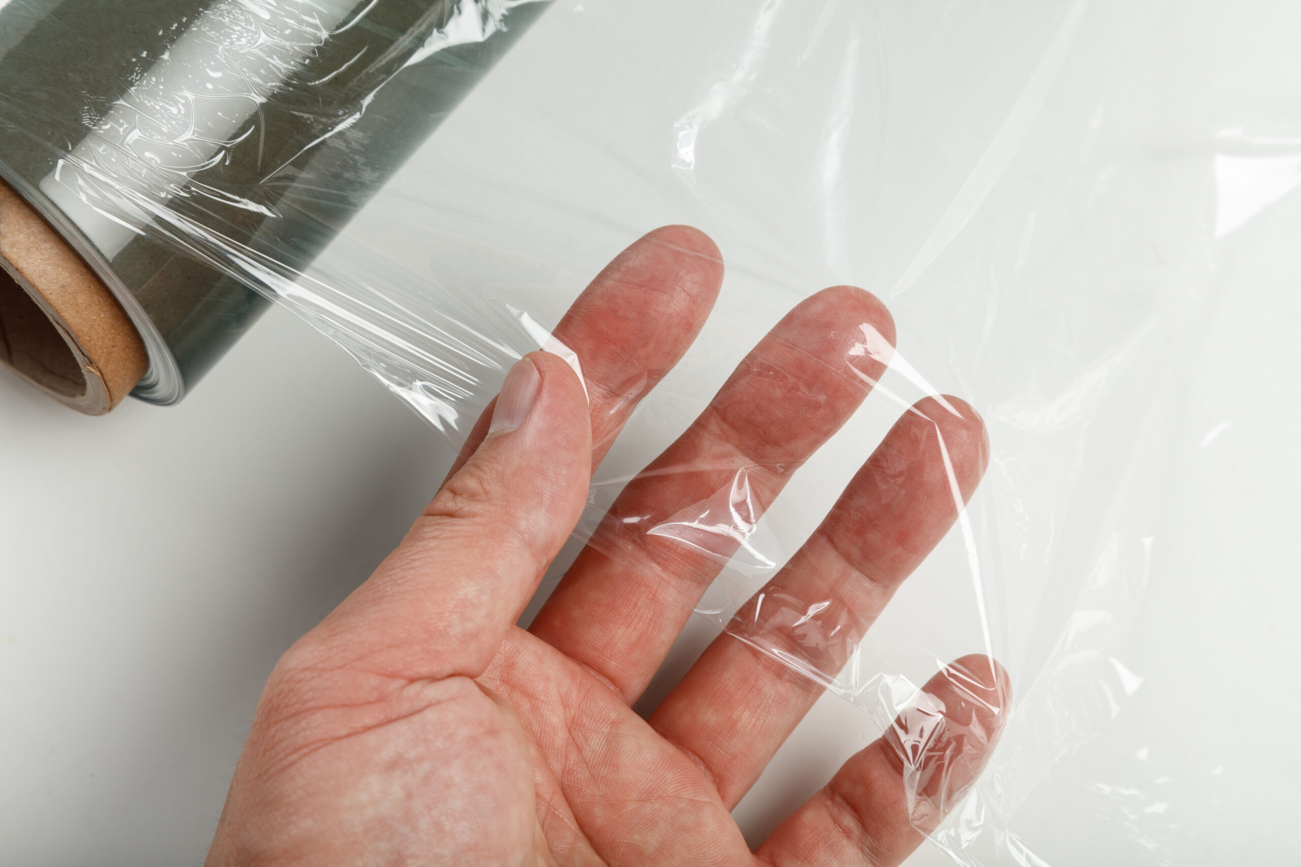 Descubren compuestos tóxicos en plásticos para envolver alimentos