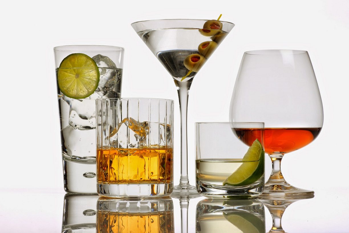 Bebidas alcohólicas seguras y sustentables puestas sobre la mesa