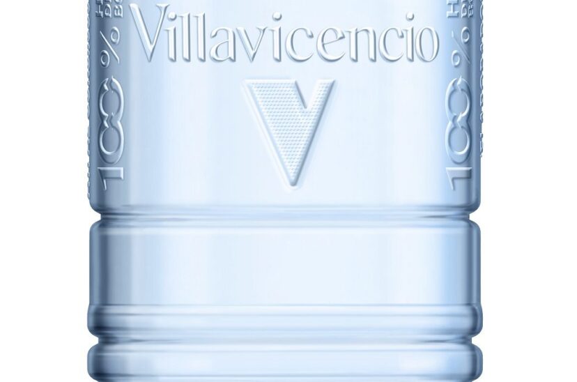 Revolucionaria botella de agua sin etiqueta Villavicencio de Amcor y Danone  reduce huella de carbono en un 21