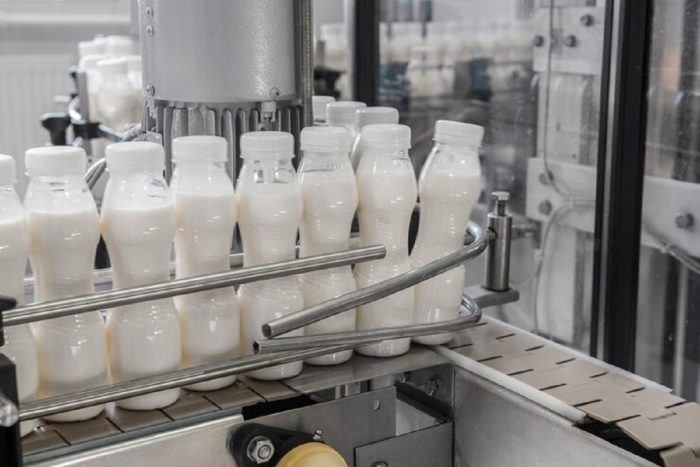 botellas-leche-plastico-cinta-transportadora-equipo-planta-productos-lacteos