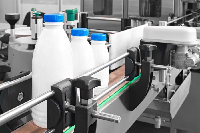 plastic-bottles-on-conveyor-belt-ready-for-pouring-milk