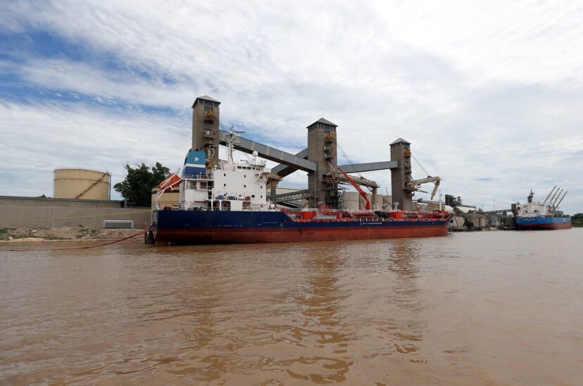 FOTO DE ARCHIVO: Granos son cargados a un barco para exportar en un puerto sobre el río Paraná cerca de Rosario