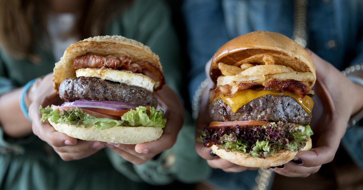 Deléitate con esta hamburguesa gourmet preparada con amor