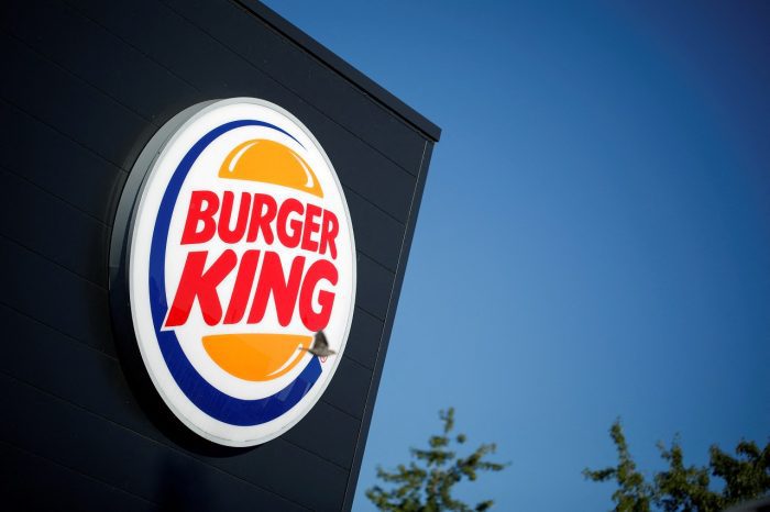 FOTO DE ARCHIVO. El logo de la compañía Burger King en un letrero afuera de un restaurante en Bretigny-sur-Orge, cerca de París, Francia