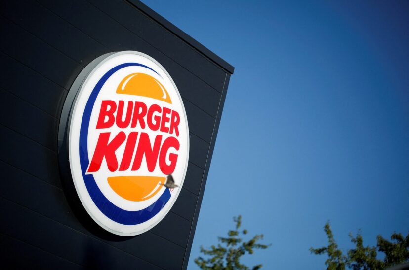 FOTO DE ARCHIVO. El logo de la compañía Burger King en un letrero afuera de un restaurante en Bretigny-sur-Orge, cerca de París, Francia