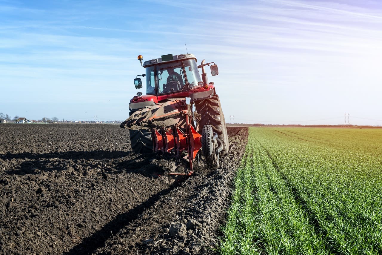 Félix Llerena, ingeniero agrónomo especialista en Suelos, presenta un libro que destaca la importancia del riego en la producción agrícola.