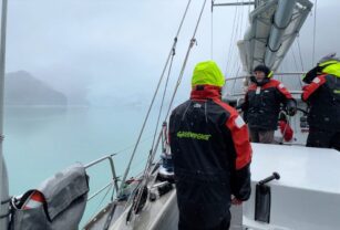 El barco "verde" que vigila a las salmoneras del prístino mar austral chileno