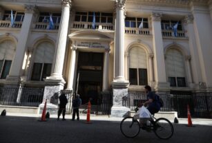 Argentina estrena medidas contra la inflación y el mercado las recibe con "gusto a poco"