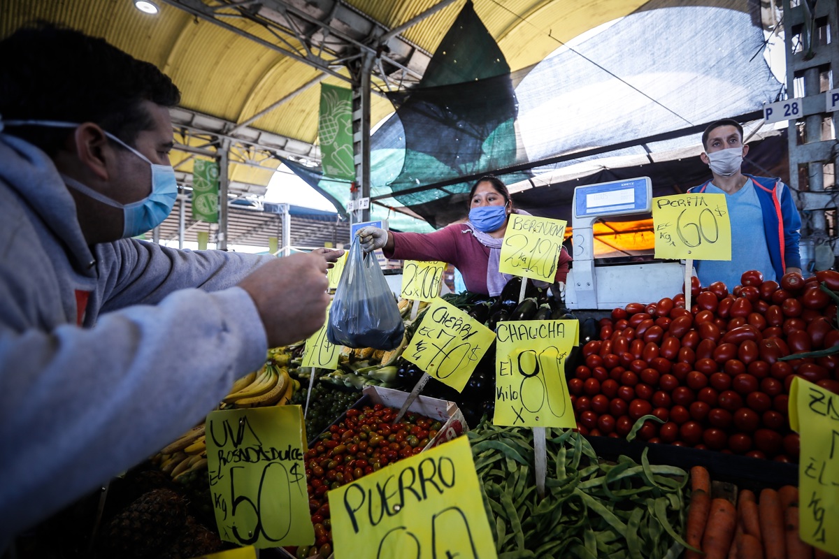 La pérdida del poder adquisitivo por la inflación golpea al consumo argentino