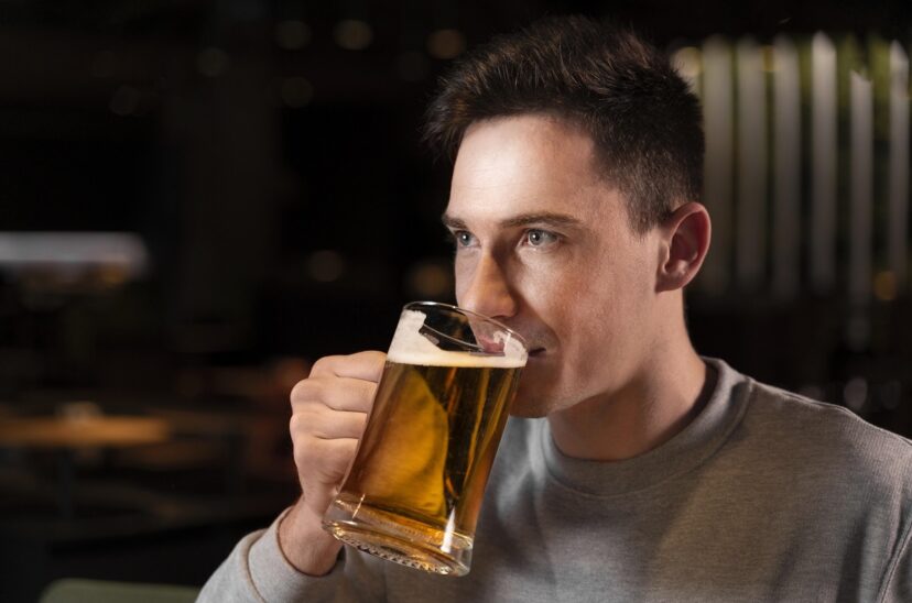 hombre-bebiendo-cerveza-