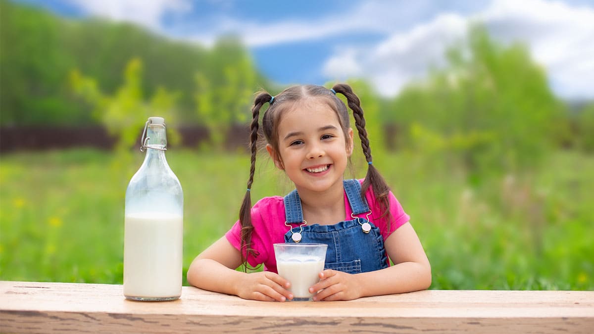 Buscan incluir lácteos de origen vegetal en plan de escuelas de la UE