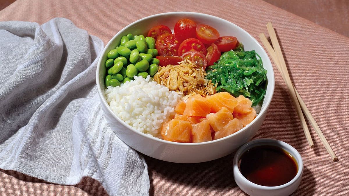 Poke de salmón llega a restaurante Rodilla de España