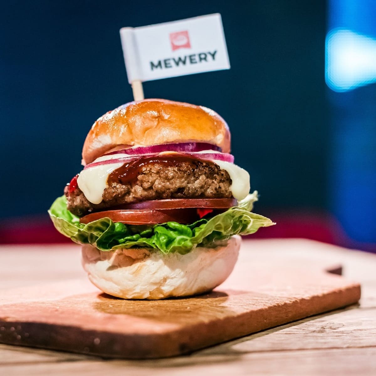 Innovan hamburguesa que combina células porcinas con células de microalgas