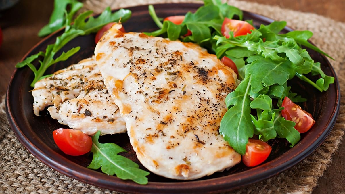 Pollo hecho de microalgas de espirulina entra al mercado