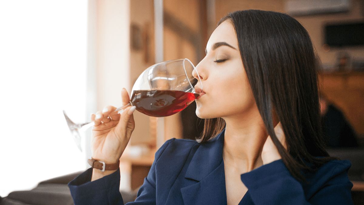 Investigadores destacan las razones por las que duele la cabeza al beber vino