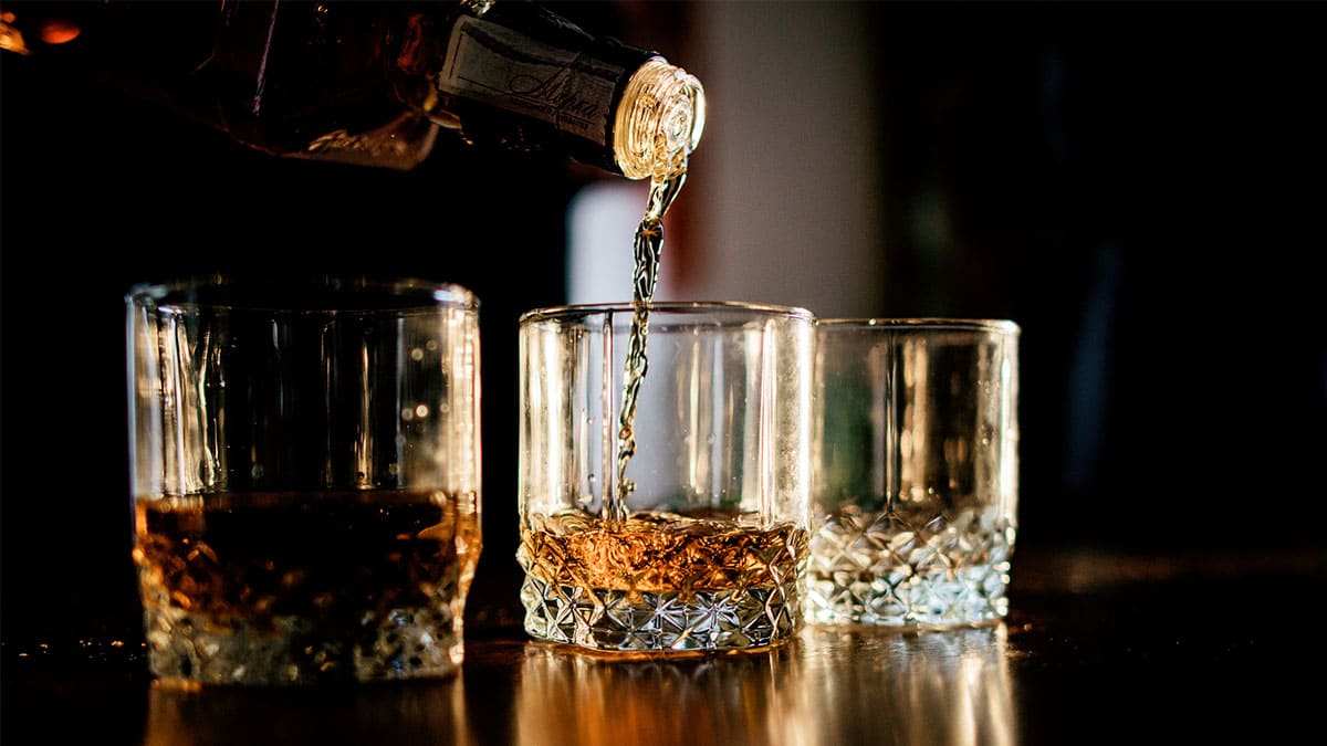 Técnicas de extracción para analizar analitos en bebidas espirituosas