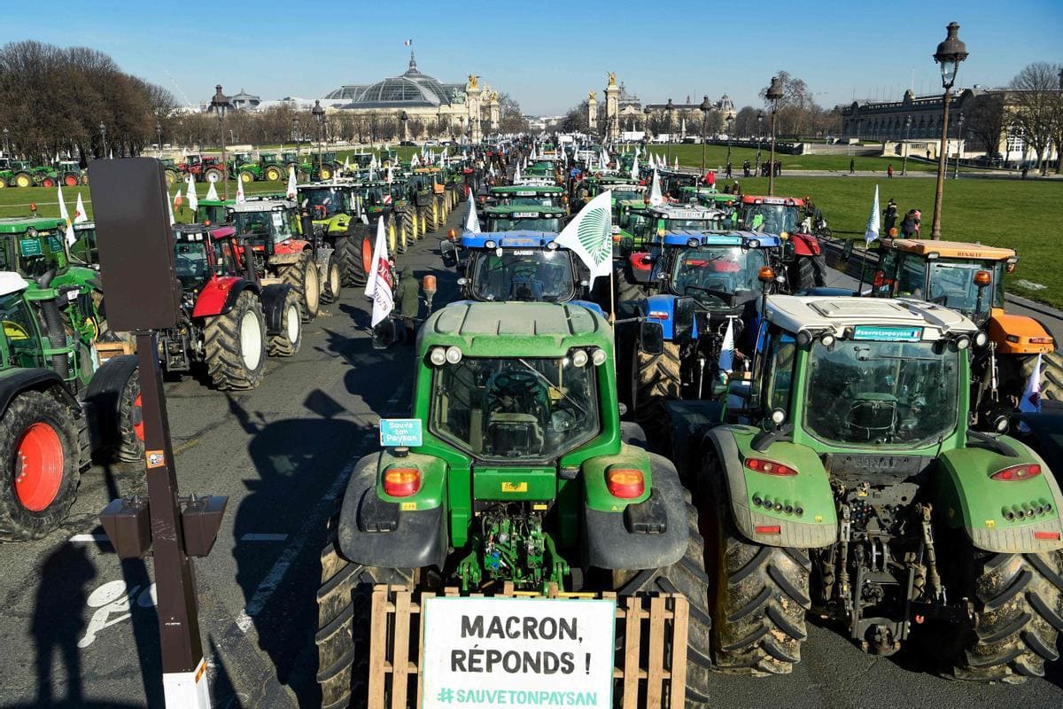 Los agricultores franceses continúan sus protestas con cortes de carreteras