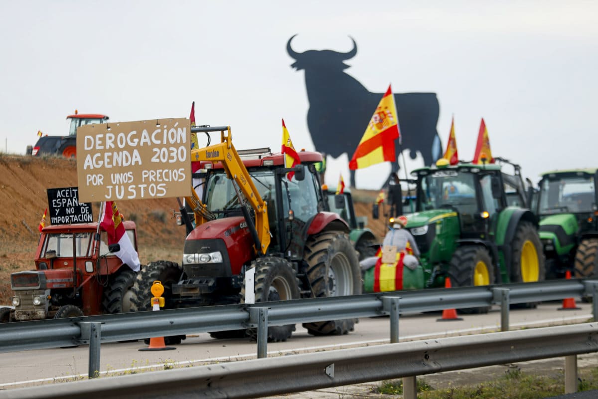 Los tractores colapsan las carreteras de España en día de protesta de los agricultores