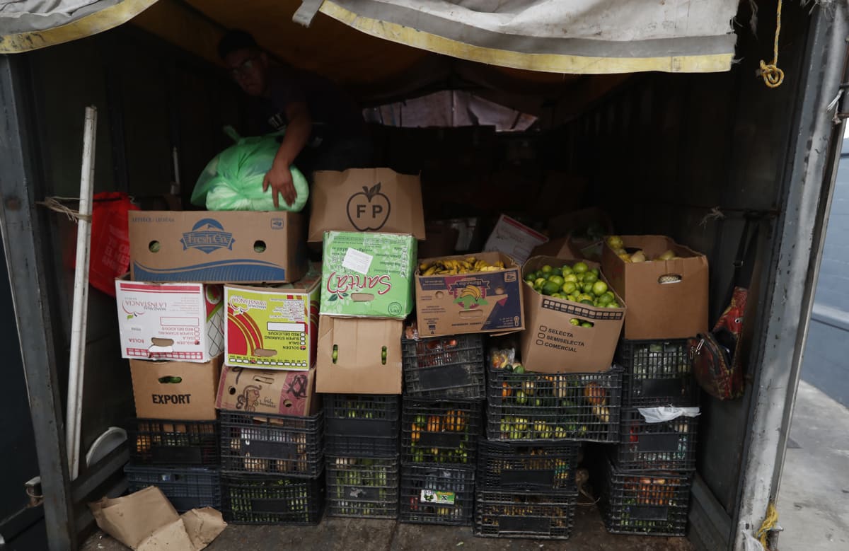 La Eurocámara aprueba endurecer las normas contra el desperdicio de alimentos y textiles