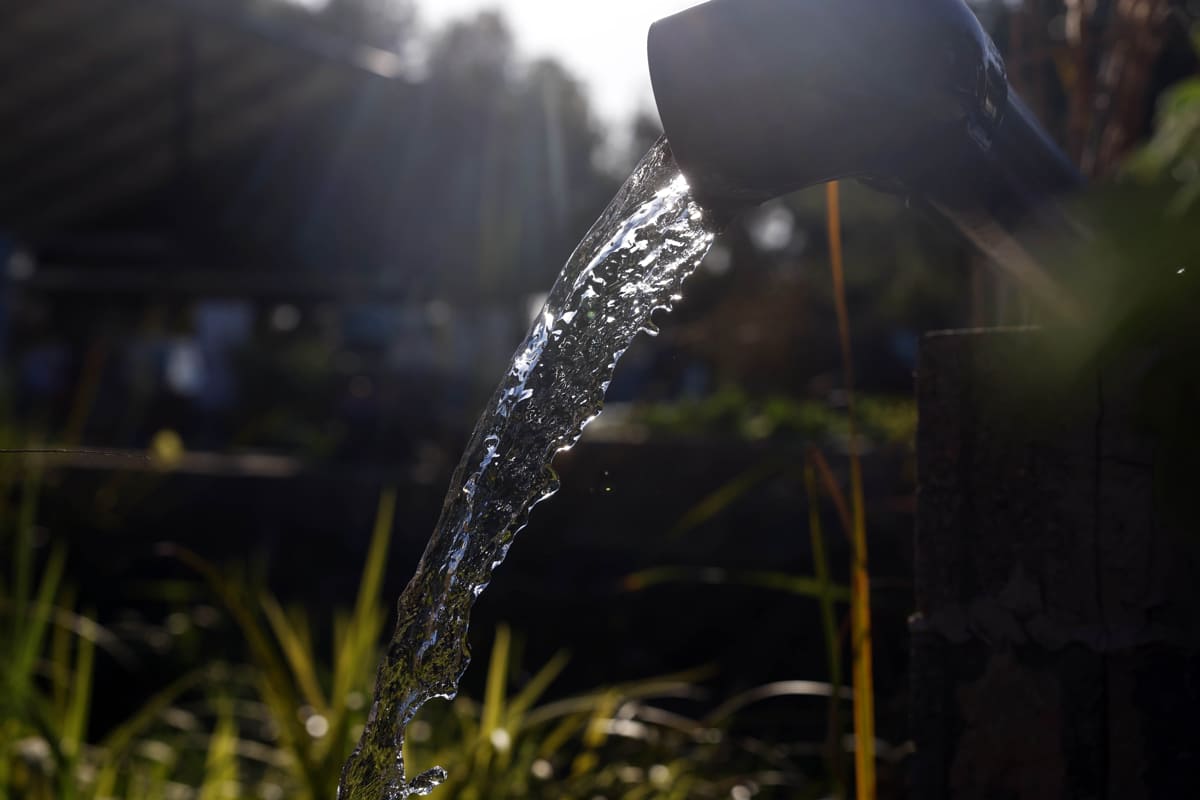 Bruselas armoniza la forma de medir los microplásticos en el agua potable en toda la UE