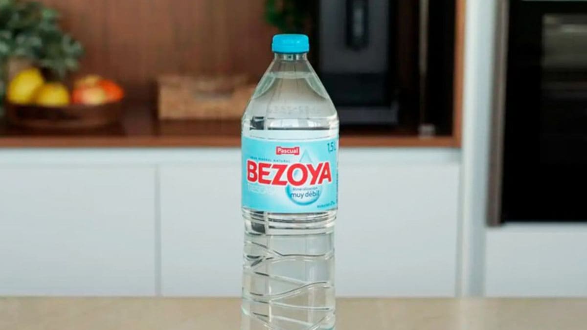 Nueva botella de agua hecha 100% de plástico reciclado rPET