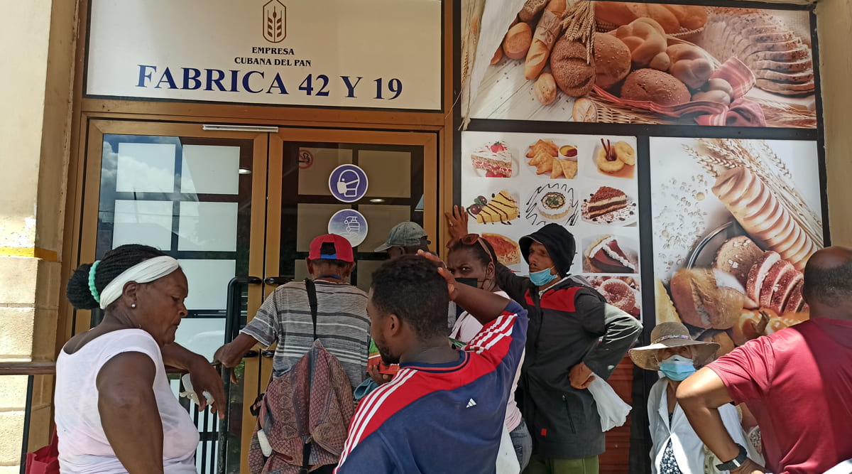 El Gobierno cubano anticipa que faltará la harina para el pan de la canasta básica