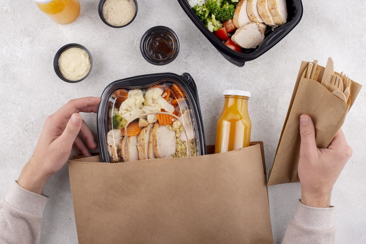 Instan a plataformas de delivery a impulsar la sostenibilidad de los envases de alimentos