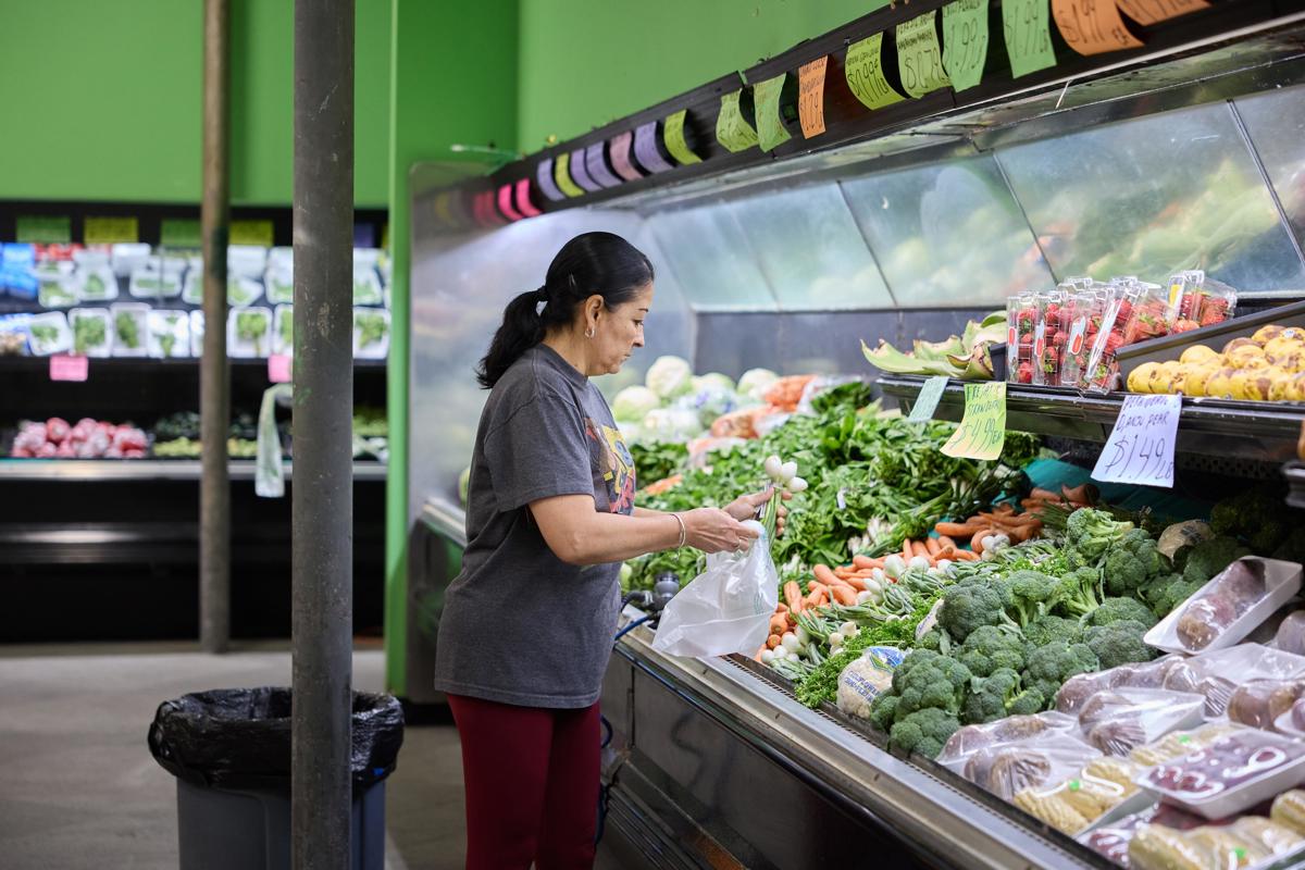 Los precios de gastos de consumo personal en EE.UU. suben en abril el 2,7 % interanual