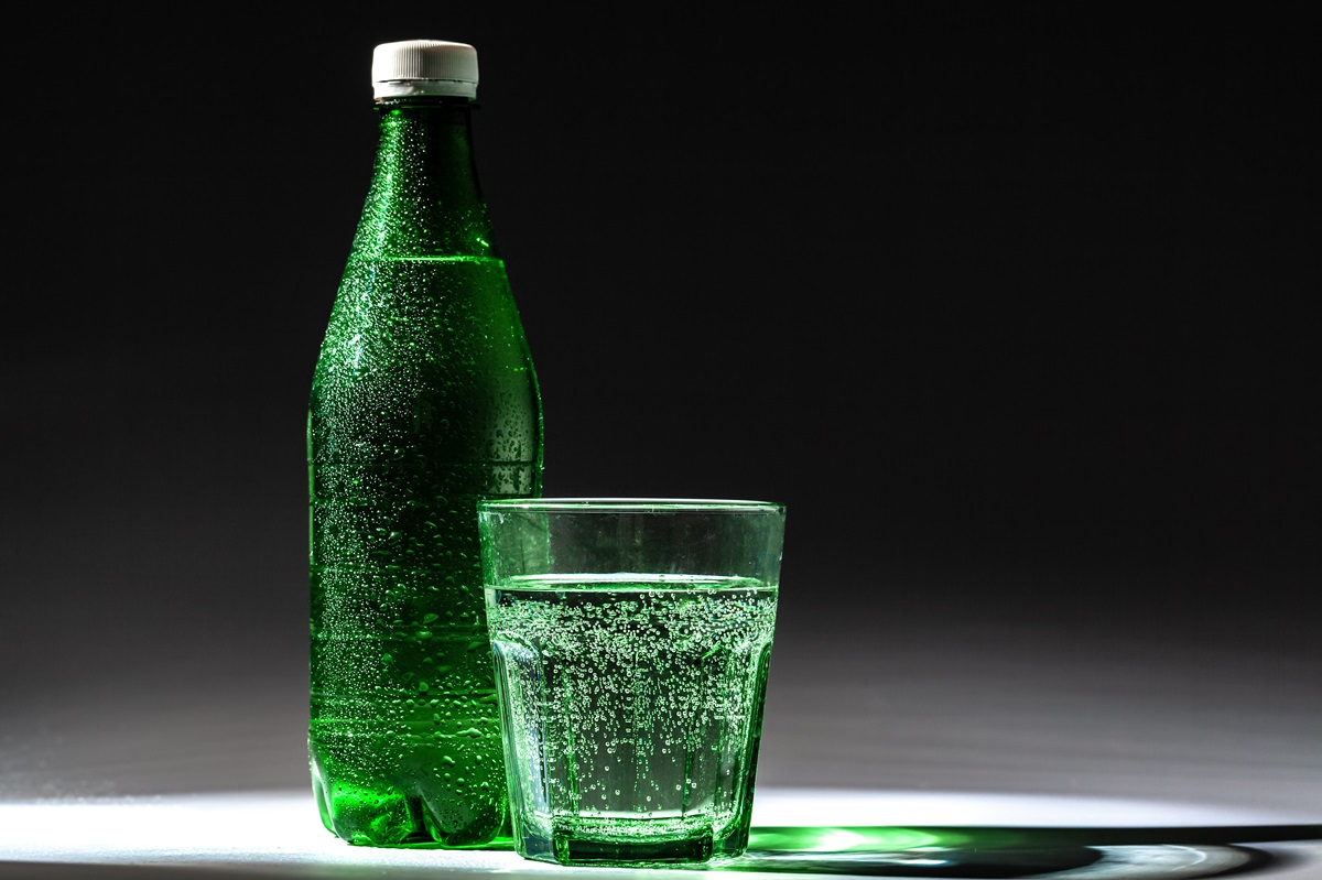 OCU destaca que casi la mitad de los españoles bebe agua mineral envasada