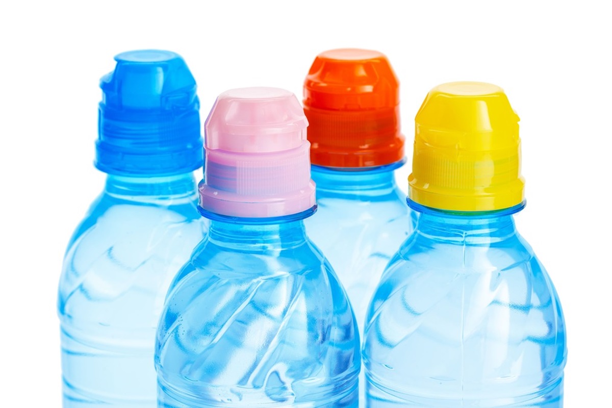 El uso de tapones de bebidas adheridos a las botellas ya es obligatorio en Europa