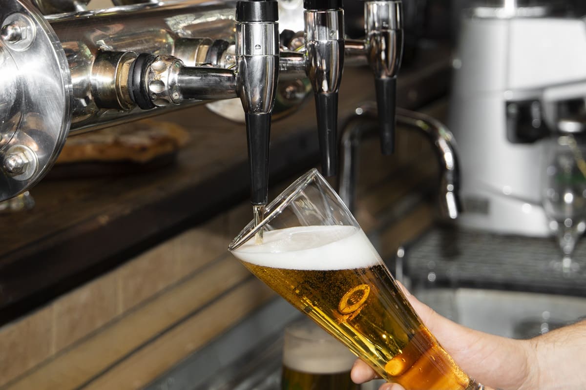 Importante cervecera gana 2 mil 371 millones en el primer semestre, casi un 30 % más